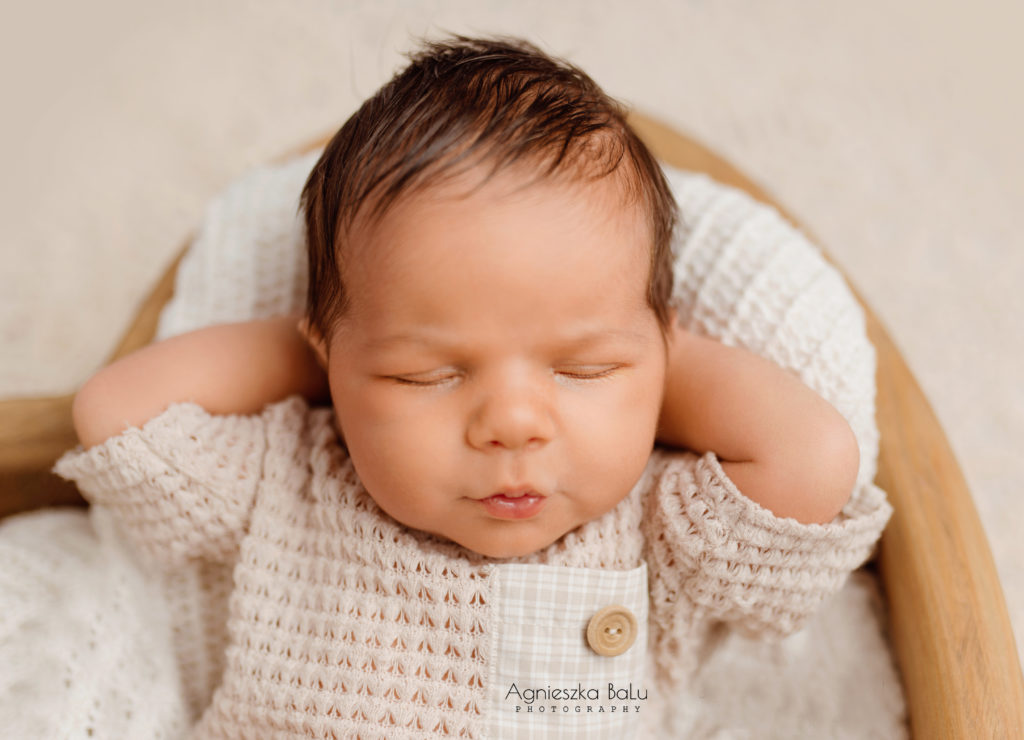 Schlafender Babyjunge während Neugeborenenshooting