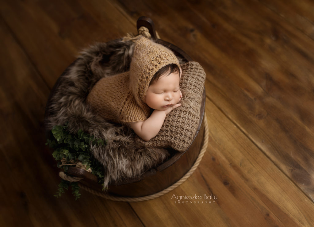 Das Neugeborenen in der natürlichen, Naturfarben. Das Baby liegt im Eimer auf dem Holzboden.