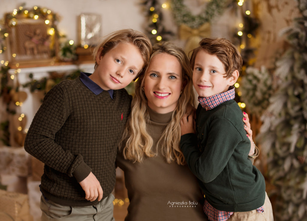 Mama mit zwei Jungs in der Weihnachtskulisse